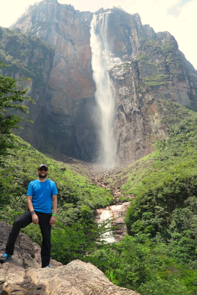 Venezuela’daki Angel Falls Şelalesi ve şelalenin önünde duran bir gezgin