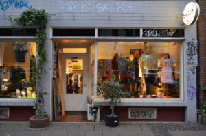 Almanya Köln gezisinde yapılacak şeyler arasında yer alan, Ehrenfeld semtindeki Belle adlı vintage butik mağazanın vitrini.