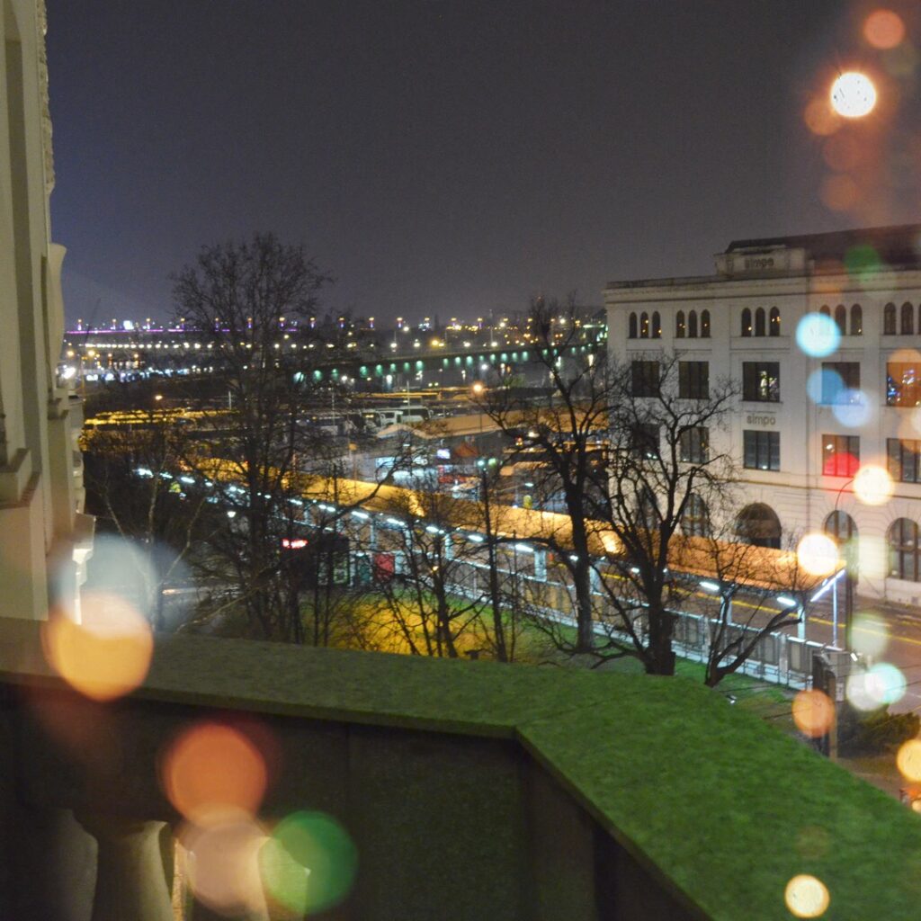 Jump Inn Hotel Belgrade oda balkonundan gece Savamala ve şehir ışıkları manzarası