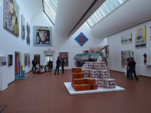 Köln Ludwig Müzesi'nin Pop Art salonunda merkezde üst üste dizilmiş Andy Warhol'un Brillo ve Campbell's kutuları ile çevredeki renkli tablolar.