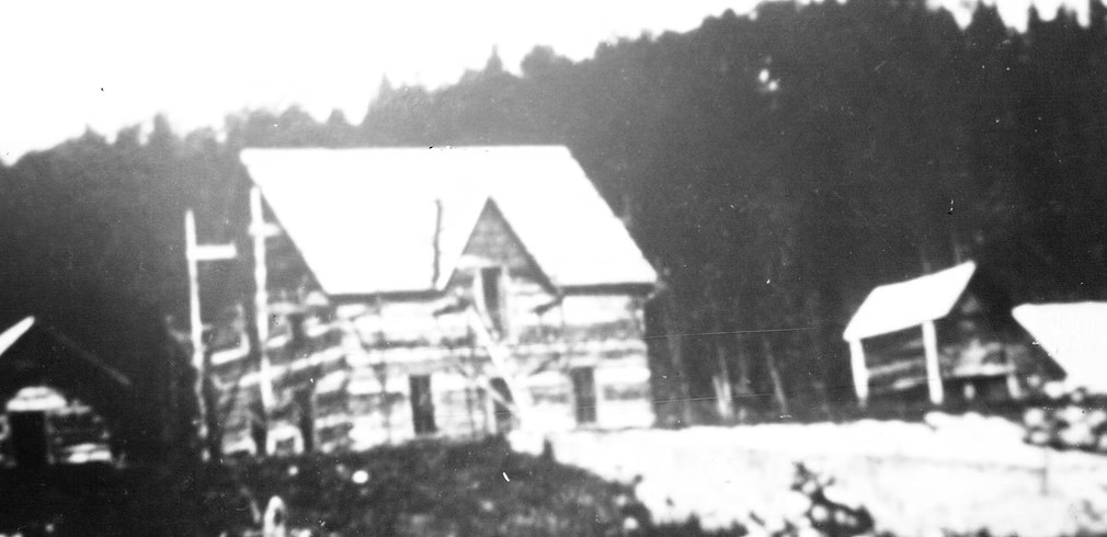 Black and white photo of the original Huble House, completed in 1912.
