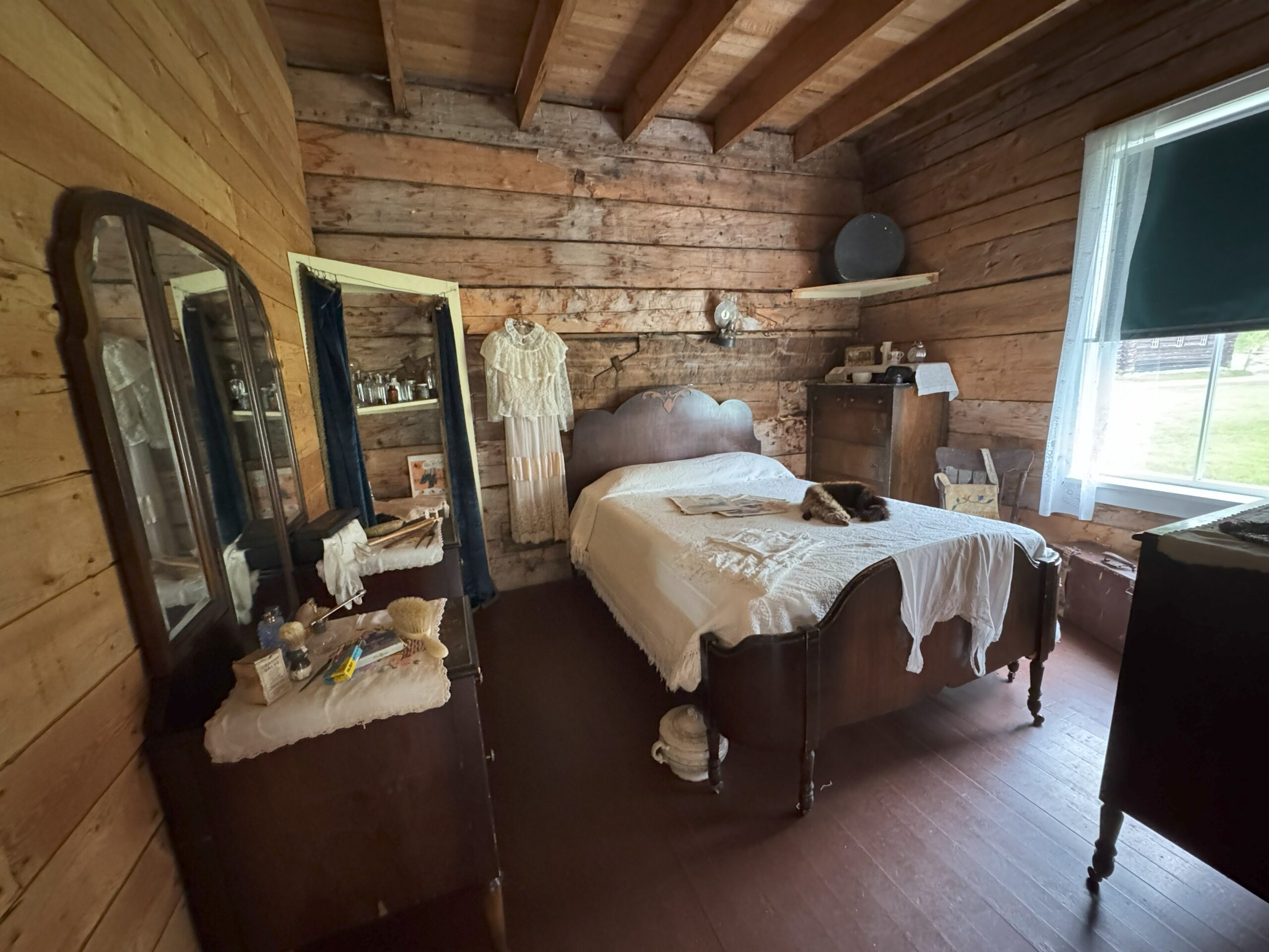 İçinde ahşap çerçeveli bir yatak ve antika mobilyalar bulunan tarihi Huble Evi'nin ana yatak odası.