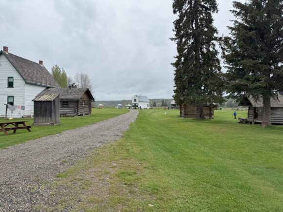 Huble Homestead'in ana girişinden tarihi binaları, açık alanları ve çevredeki doğal manzarayı gösteren bir fotoğraf.