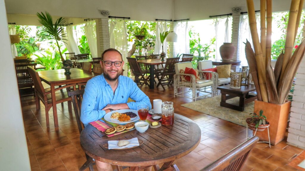 Choroni’deki Casa Mori Hotel'de tropikal bir ortamda sunulan geleneksel Venezuela kahvaltısı.