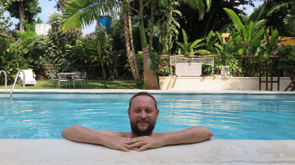 Bir misafir, Choroni'deki Casa Mori Hotel'de rahatlatıcı tropikal bir bahçe içinde bulunan yüzme havuzunun tadını çıkarıyor.