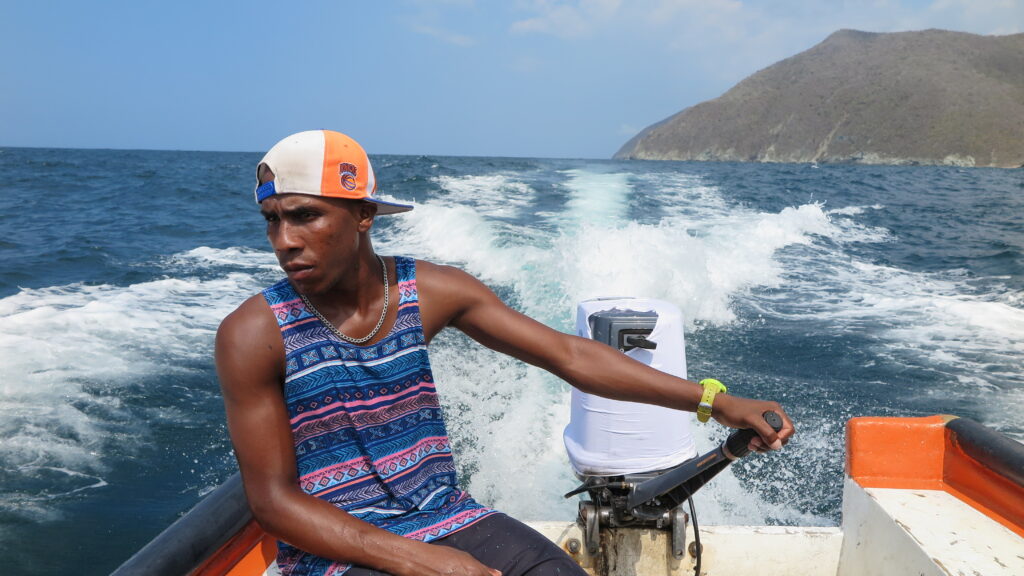 Choroni’den Chuao’ya giden lancha teknesi, açık deniz, dalgalar ve kıyı dağlarıyla Venezuela.