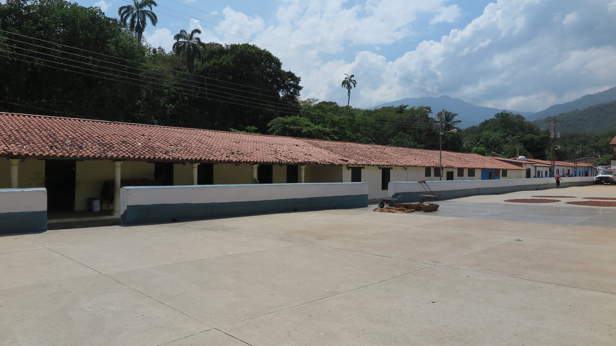 Venezuela'nın Chuao köyünde, dünyaca ünlü kakao çekirdeklerini saklamak için kullanılan, kurutma meydanının yanındaki kırmızı kiremit çatılı geleneksel kolonyal depolama binaları.