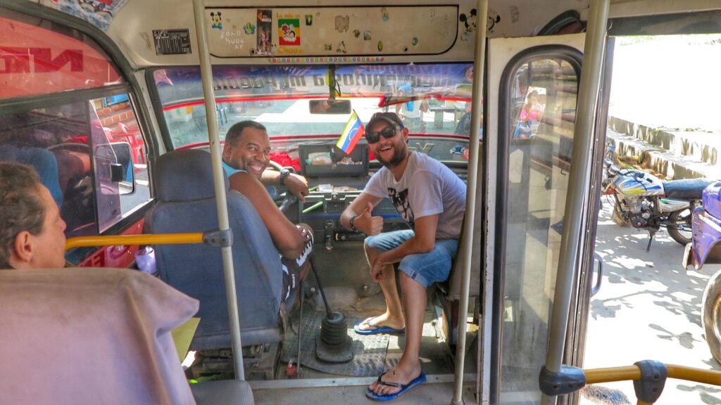 Venezuela’nın Chuao köyüne limandan giden minibüs, Chuao’da yerel otobüs içindeki güler yüzlü yolcular.