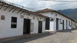 Girón'da yerel restoranlara ev sahipliği yapan beyaz kolonyal binalar.