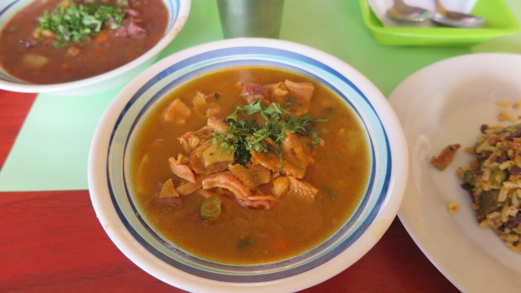 Bucaramanga'daki Plaza Central'da sunulan, içinde işkembe ve mısır bulunan geleneksel sarı Kolombiya çorbası Mute Santanderiano'nun yakın çekimi.