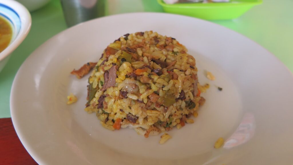 Bucaramanga'daki Plaza Central pazarında beyaz bir tabakta servis edilen, keçi veya kuzu sakatatıyla yapılan geleneksel bir Kolombiya pirinç yemeği olan Pepitoria Santandereana'nın yakın çekimi.