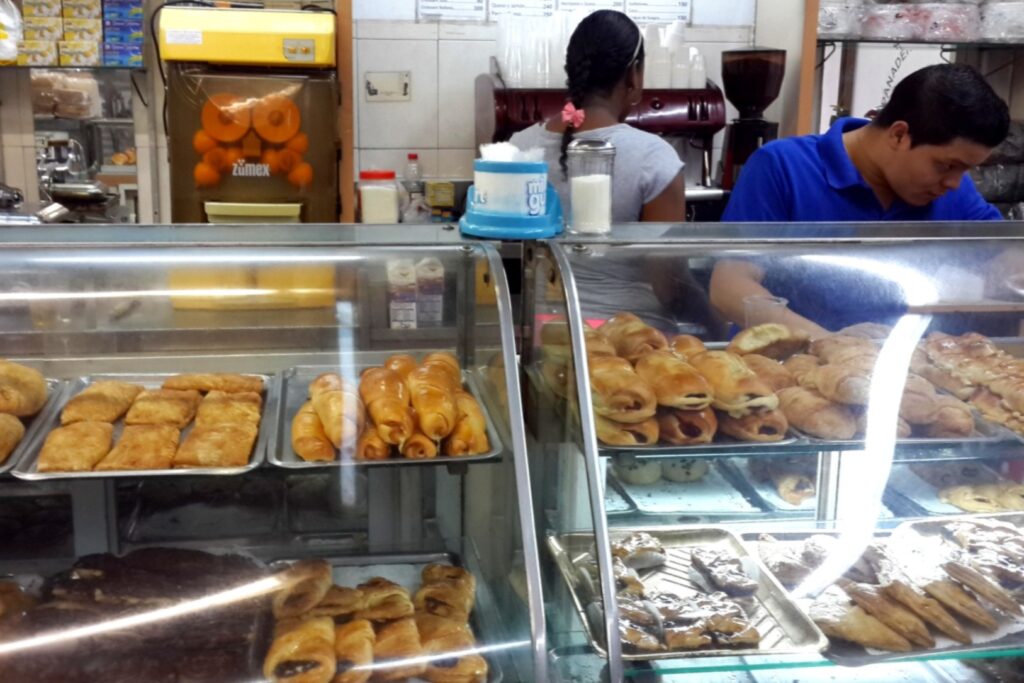 Venezuela’da yerel bir fırında cam tezgahta sergilenen, jambon dolgulu geleneksel Venezuela hamur işi cachito’lar.