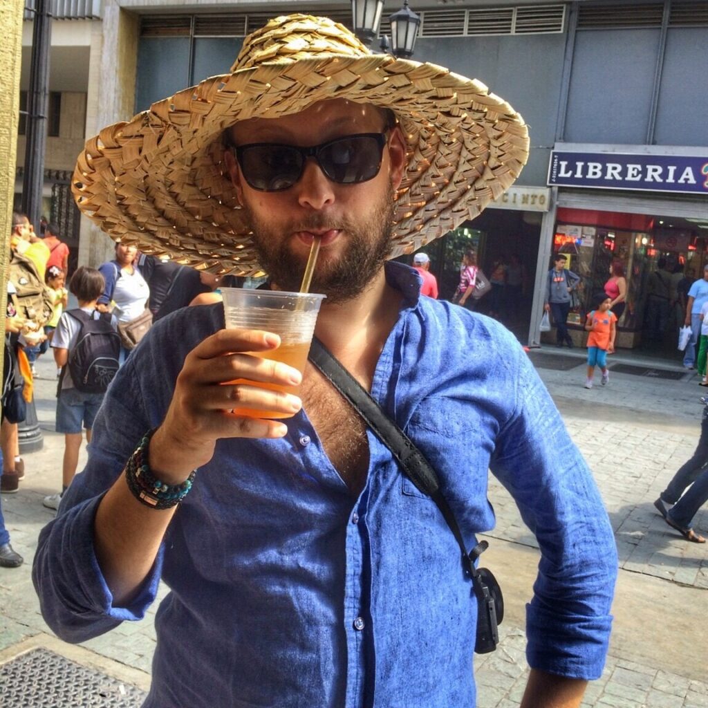 Venezuela’da hareketli bir sokakta tutulan, şeker kamışı ve taze limonla yapılan geleneksel içecek papelón con limón.