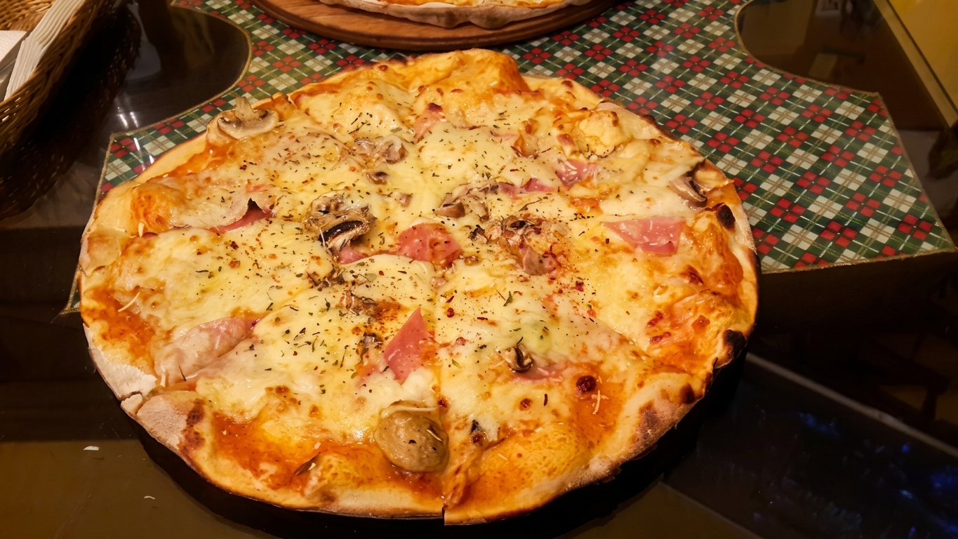 Ekvador'un Quito şehrindeki Café San Blas'ta, koyu renkli ahşap bir masa üzerinde erimiş peynir, mantar ve jambonlu taze pişmiş taş fırın pizzası.