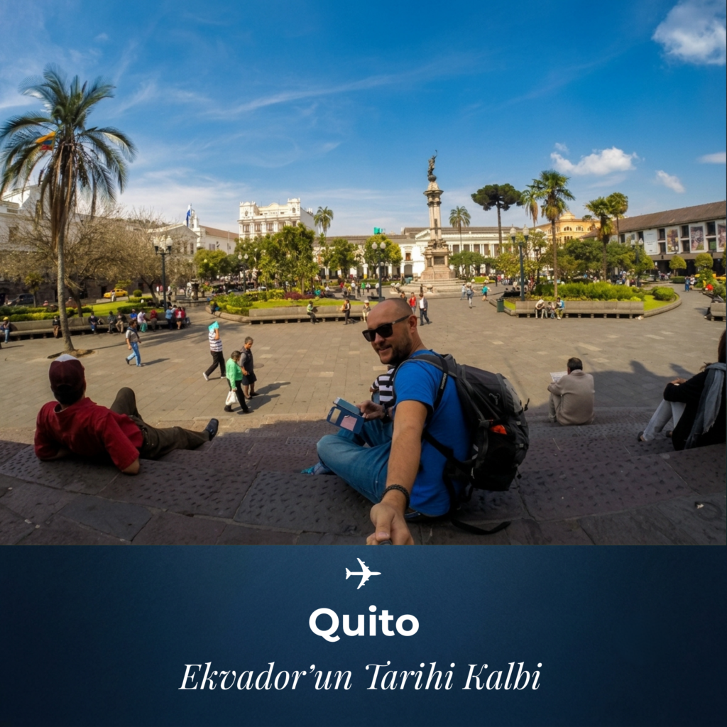 Quito Rehberi – Ekvador’un Quito kentindeki tarihi Plaza Grande’ye (Bağımsızlık Meydanı) bakan merdivenlerde sırt çantalı bir gezginin geniş açılı selfie fotoğrafı. Arka planda Bağımsızlık Anıtı ve kolonyal binalar görülüyor.