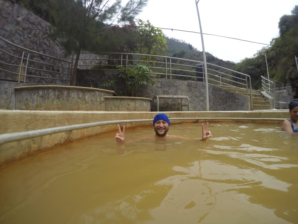 Baños de Agua Santa Ekvador'daki Balneario El Salado termal havuzları ve kaplıca tesisi.