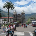 Baños de Agua Santa, Ekvador'daki Basilica della Virgen de Agua Santa bazilikasına giden sokak ve park.