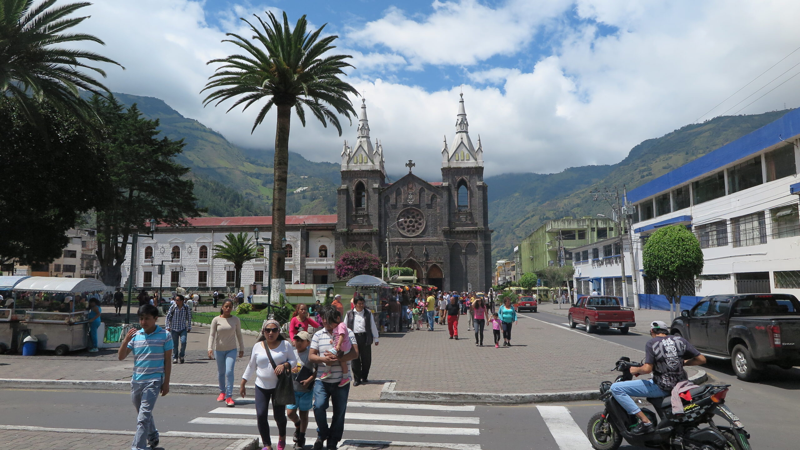 Baños de Agua Santa, Ekvador'daki Basilica della Virgen de Agua Santa bazilikasına giden sokak ve park.