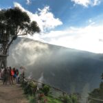 Baños de Agua Santa Ekvador'daki ünlü Casa del Árbol ağaç evi ve Dünyanın Sonundaki Salıncak manzarası.