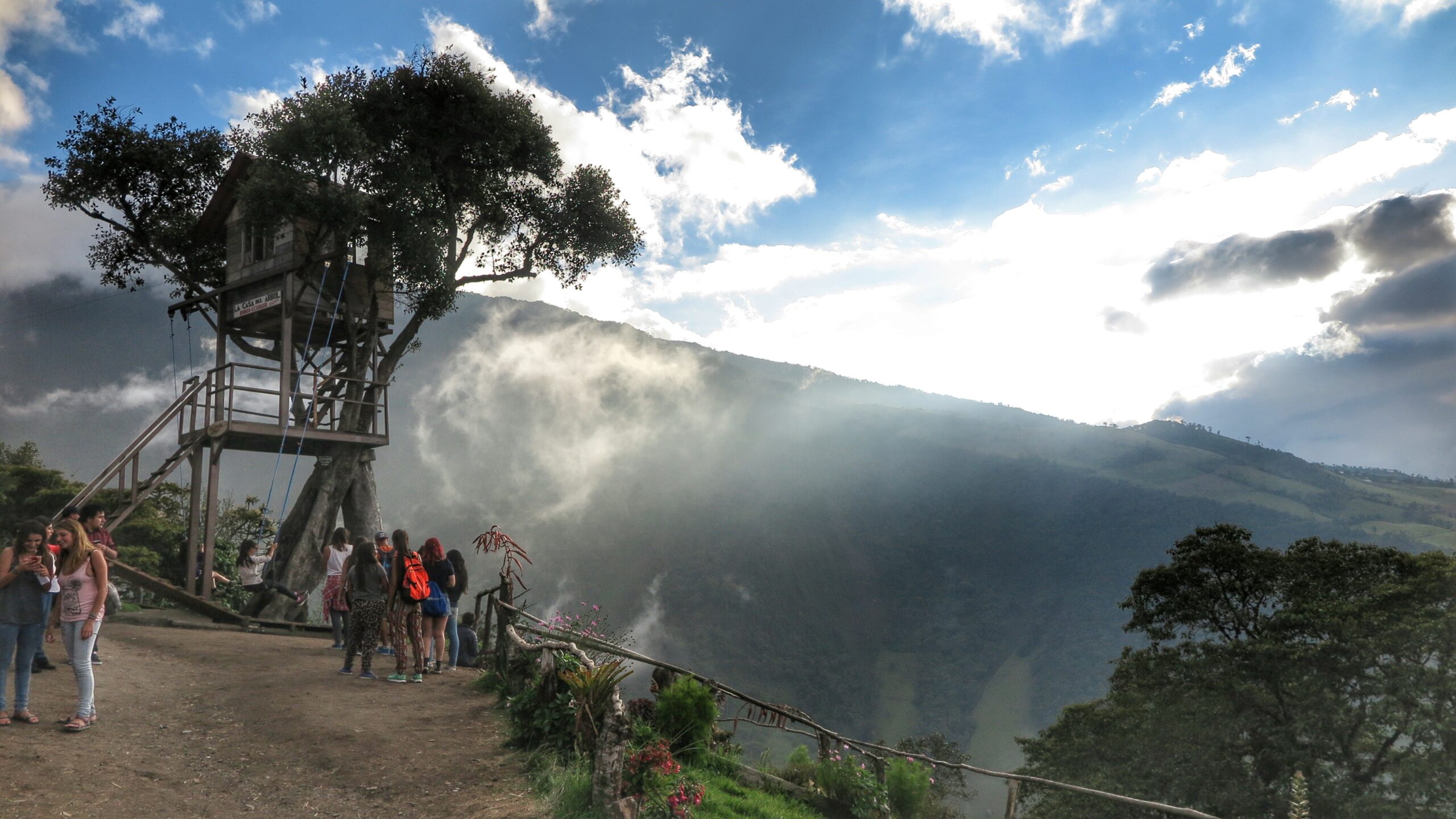 Baños de Agua Santa Ekvador'daki ünlü Casa del Árbol ağaç evi ve Dünyanın Sonundaki Salıncak manzarası.