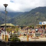 Baños de Agua Santa'daki Termas de la Virgen termal havuzları ve arkasındaki And Dağları manzarası, Ekvador.