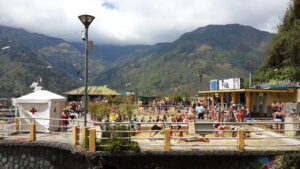 Baños de Agua Santa'daki Termas de la Virgen termal havuzları ve arkasındaki And Dağları manzarası, Ekvador.
