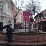 Belgrad'da Gezilecek Yerler - Belgrad'ın bohem semti Skadarlija'nın girişinde şemsiyesiyle duran bir gezgin.