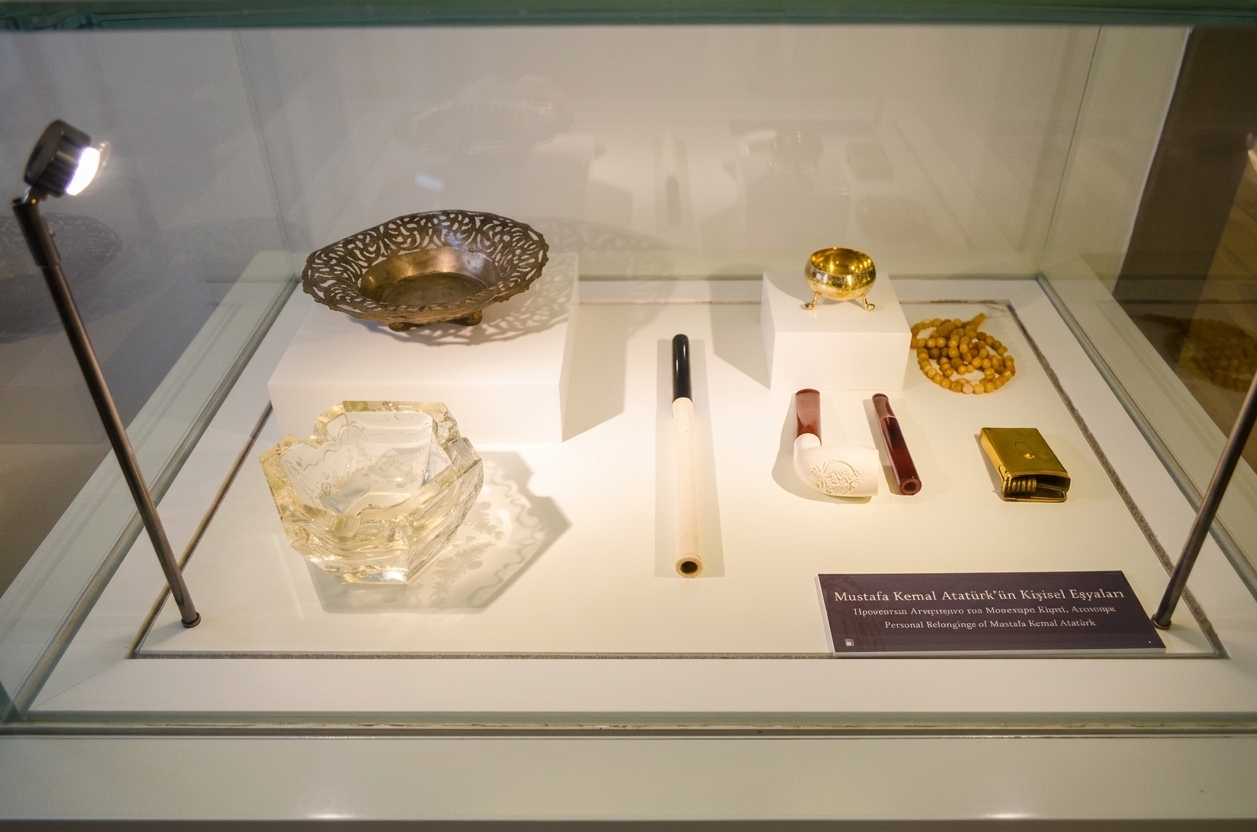 Display case showcasing the personal belongings of Mustafa Kemal Atatürk at the Atatürk Museum in Thessaloniki.