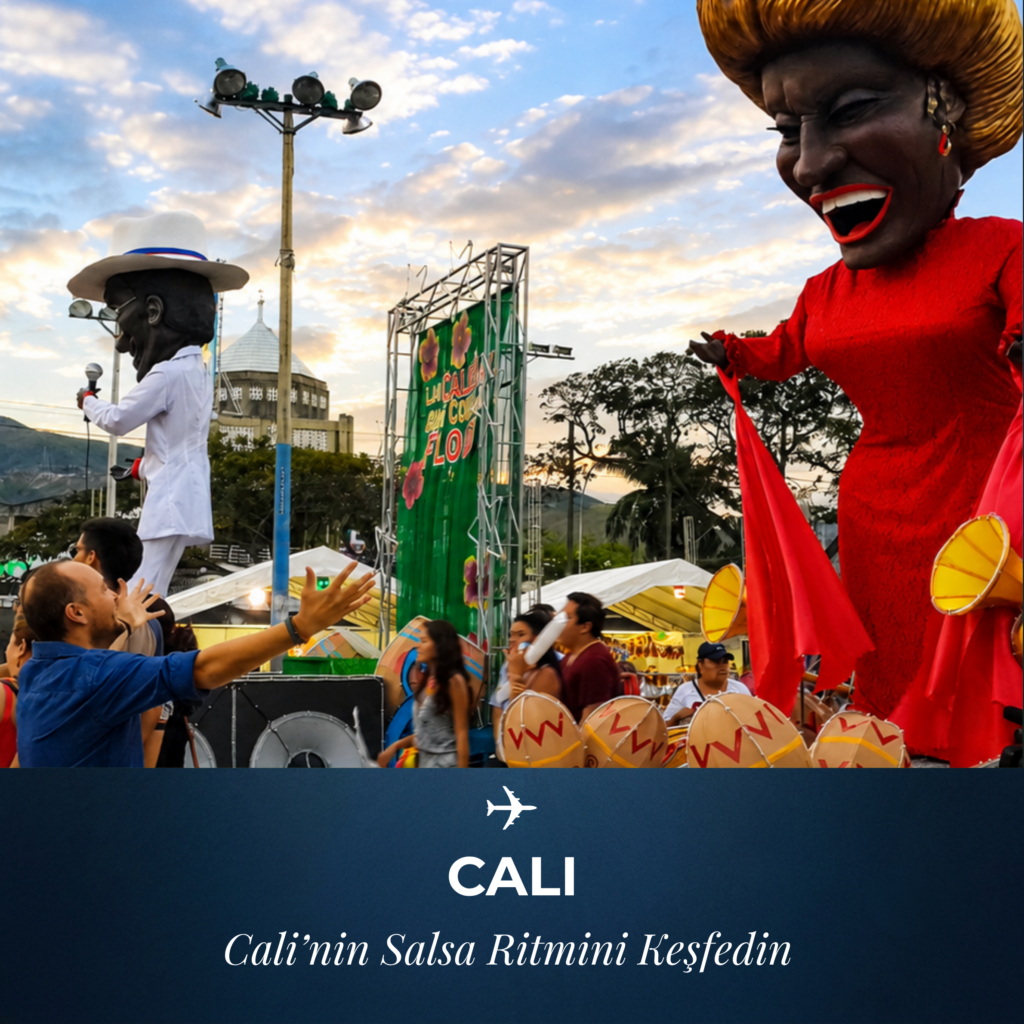 Kolombiya’nın Cali kentinde, Feria de Cali kapsamında düzenlenen Salsa in Cali kutlamaları sırasında dev geçit kuklaları ve dansçılar.