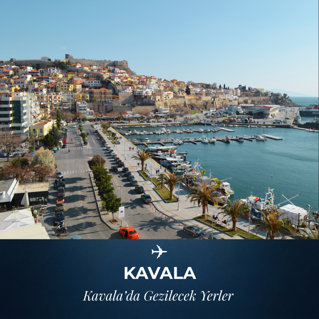 Yunanistan'ın Kavala kentindeki liman, palmiyeli sahil yolu, tepeye yayılan renkli evler ve en tepedeki tarihi Kavala Kalesi'ni gösteren, üzerinde "Kavala'da Gezilecek Yerler" yazısı bulunan panoramik kapak fotoğrafı.
